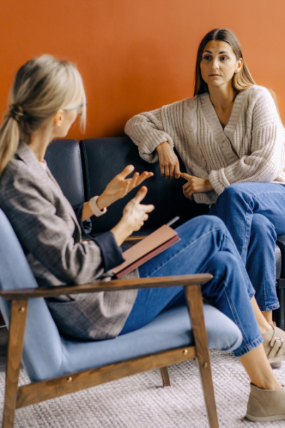 mental-health-therapist-talks-patient mental-health-therapist-talks-patient